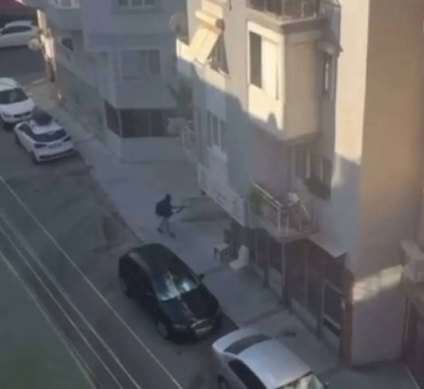 İzmir'deki polis merkezine saldıran katil ile olduğu belirlenen 1 şüpheli yakalandı