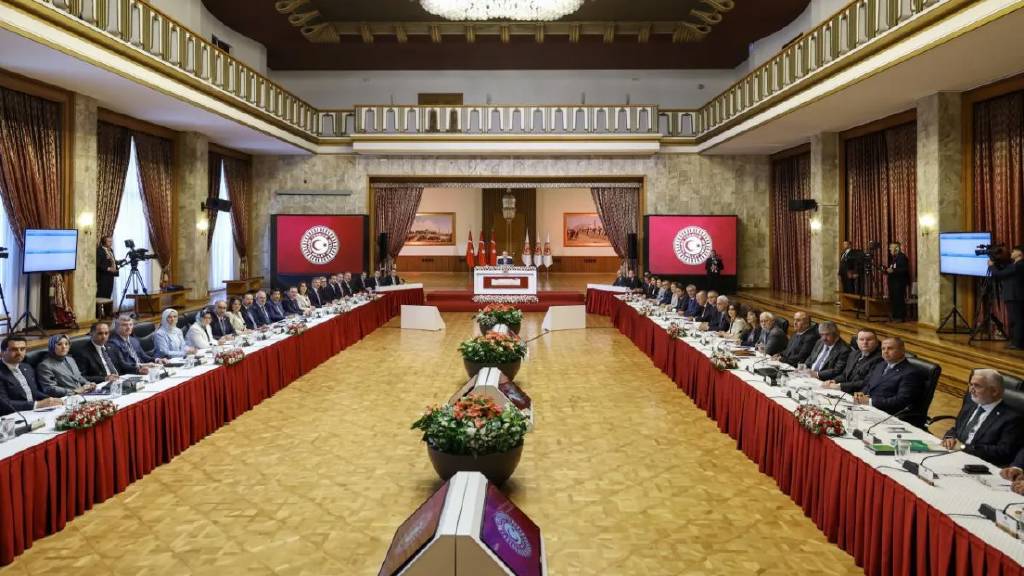 Komisyonda gerginlik: DEM Parti salonu terk etti