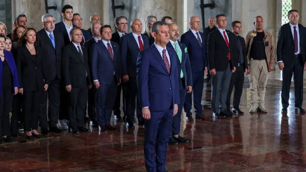 Özgür Özel yeni PM ve YDK üyeleriyle Anıtkabir'de