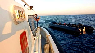 İzmir açıklarında 111 düzensiz göçmen yakalandı