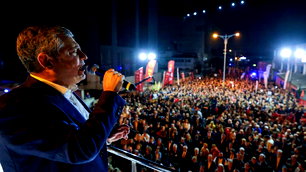 Özgür Özel'den Halk TV önündeki mitingte sokak çağrısı