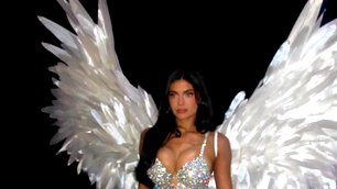 Kylie Jenner, 50 milyon dolarlık Fantasy Bra ile podyuma çıktı