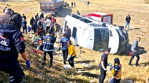 Van'da TIR ile çarpışan minibüs şarampole yuvarlandı: 11 yaralı