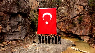 Acıpayam Kanyonu'nda 75 metre yükseklikte dev Türk bayrağı açıldı