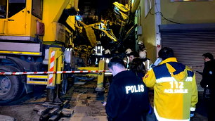Beyoğlu'nda 5 katlı metruk bina çöktü