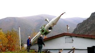Rize'de varillerden yapılan minare çığa karşı yatırılıyor