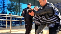 Zonguldak'ta eşini ve araya giren genci vuran şüpheli adliyede