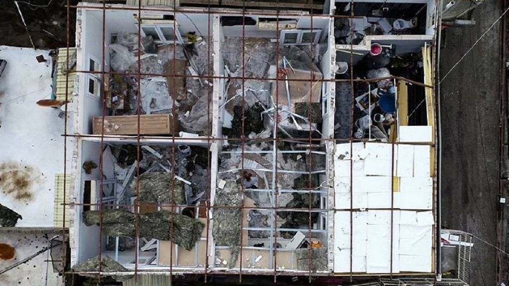 Adana'da fırtına çatıyı uçurdu: "Deprem oldu sandık"