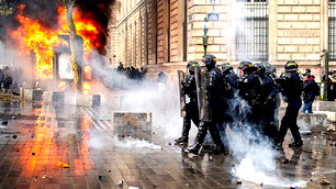 Paris'te gerginlik sürüyor: Polis biber gazı ve şok bombası kullandı
