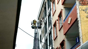Zeytinburnu'nda apartman yangını: 2 kişi dumandan etkilendi
