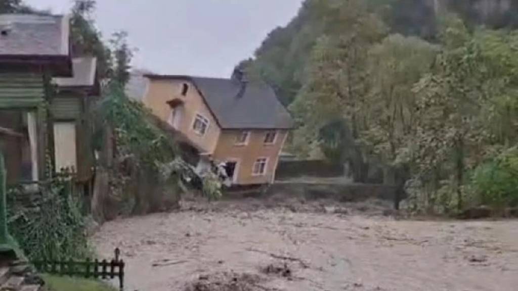 Sapanca'da sağanak: Dere kenarındaki iki katlı villa yıkıldı