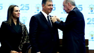 Cumhurbaşkanı, Cemil Tugay'a rozetini taktı