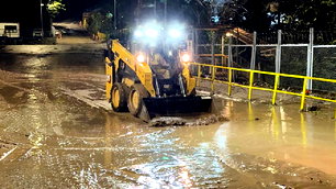 Rize'de sağanak sonrası ırmak taştı, 3 mahallenin yolu kapandı