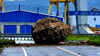 Zonguldak'ta dağdan kopan dev kaya yola düştü