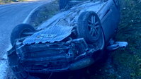 Sinop'ta kaygan yolda takla atan otomobildeki 2 kişi yaralandı