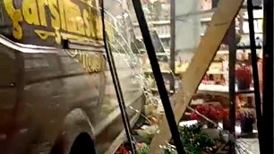 Bursa'da kontrolden çıkan servis aracı mağazaya daldı
