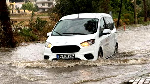 Ege'de sağanak etkili oldu, İstanbul için kuvvetli yağış uyarısı