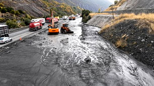 Erzincan'da sel ve heyelan: Erzincan-Erzurum kara yolunda tahribat