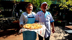 İsveç'ten köyüne dönen emekli çift pizza dükkanı açtı