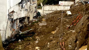 Gölcük'te yağış sonrası istinat duvarı çöktü
