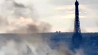 Paris'te protestocular konteynerleri ateşe verdi, Eyfel dumana büründü