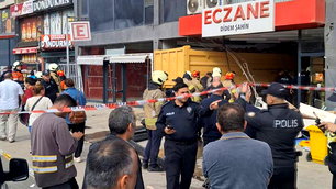 Pendik'te hafriyat kamyonu eczaneye daldı: 7 yaralı