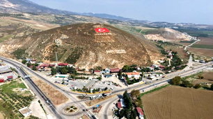 Amanosların zirvesindeki dev al bayrak yenilendi