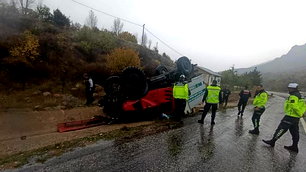 Suşehri'nde orman bakım aracı devrildi: 3 personel yaralandı