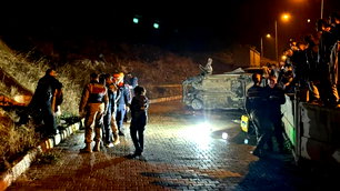 Erzurum'da hafif ticari araç şarampole devrildi: 1 ölü, 3 ağır yaralı