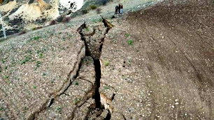 Yozgat'ta tarım arazisinde çökme: Dev yarıklar oluştu