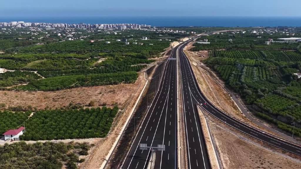 Çeşmeli-Kızkalesi Otoyolu pazar gecesi trafiğe açılıyor