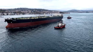 Karaya oturan BANDA tankeri İstanbul Boğazı'ndan geçirildi