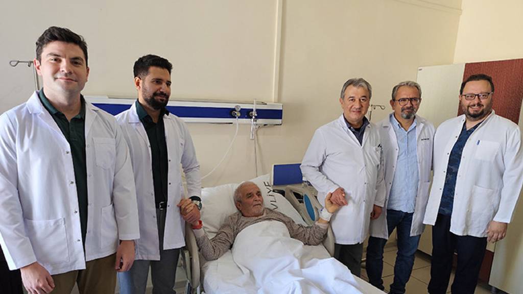 Türkiye'de ilk: Böbreği leğen kemiğinde olan hastaya başarılı ameliyat
