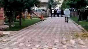 Batman'da halı silkelerken 8'inci kattan düşen kadın hayatını kaybetti