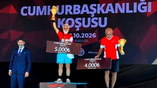 76 yaşında 10 kilometreyi 57 dakikada koşup şampiyon oldu