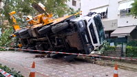 Kadıköy'de vinç 11 katlı binanın girişine devrildi