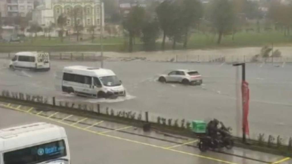 İstanbul'da sağanak: Yollar göle döndü, trafik durma noktasına geldi