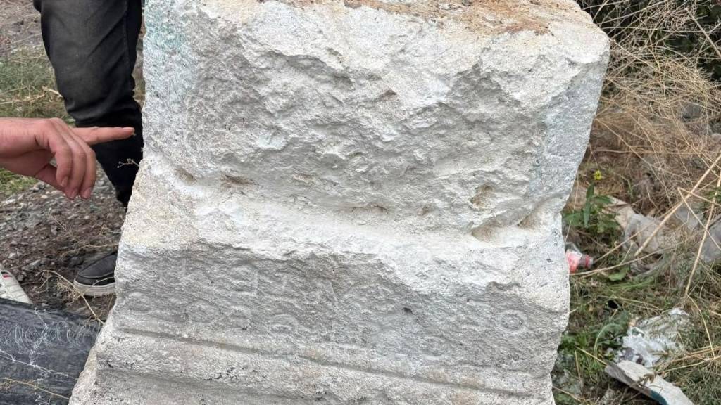 Konya'da Roma dönemine ait heykel kaidesini kepçeyle çaldılar