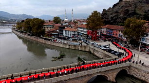 Osmancık'ta Cumhuriyet'in 103. yılında 103 metrelik bayrakla yürüyüş