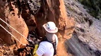 Şırnak'ta kaya düşmesi riskine karşı dağcılar yamaçta çalışıyor