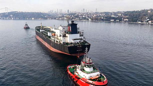 Dron saldırısına uğrayan tanker geçti, Boğaz trafiğe kapatıldı