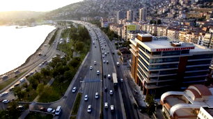 İzmir'de iki belediyeye rüşvet ve yolsuzluk soruşturması: "25 kişi tutuklandı"