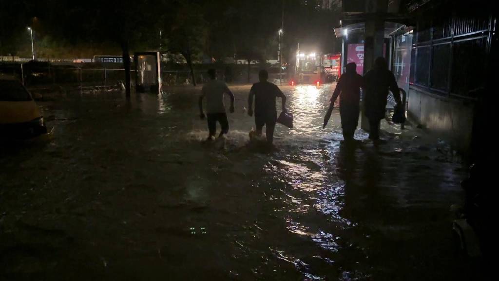 İstanbul'da selde elektrik akımına kapılan 14 yaşındaki çocuk öldü