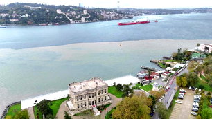 Sağanak sonrası İstanbul Boğazı iki renge büründü