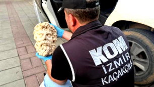 İzmir'de 2 bin yıllık Zeus heykel başı ele geçirildi