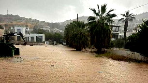 Bodrum'da sağanak: Yollar göle döndü, iş yerlerini su bastı