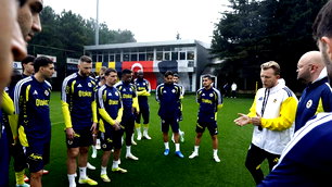 Fenerbahçe'de Dirk Kuyt, Göztepe maçı öncesi takımla toplantı yaptı