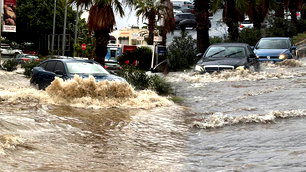 Bodrum'u sağanak vurdu: Yollar göle döndü, araçlar mahsur kaldı