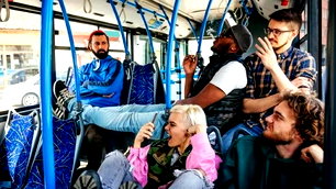 İngiltere'de otobüste yüksek sesle müzik dinlemeye 100 sterlin ceza
