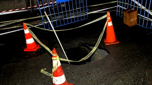 Gaziosmanpaşa'da sağanak sonrası yol çöktü, sokak trafiğe kapatıldı